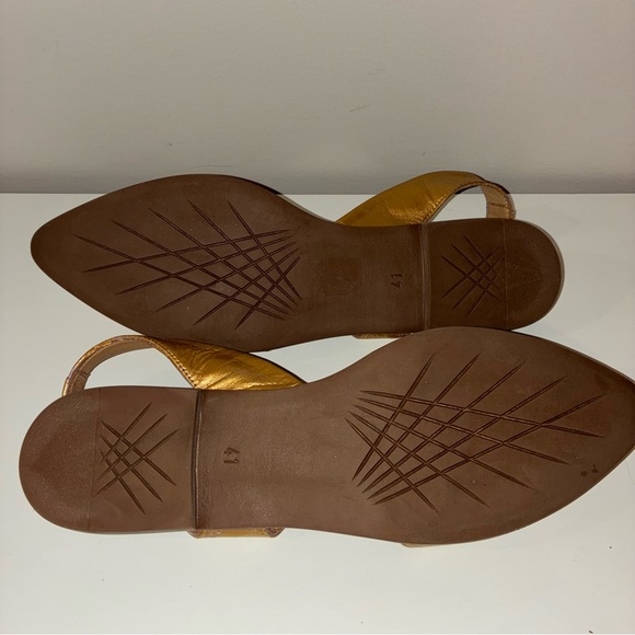 Bueno Metallic Gold Bianca Pointed Flat - Picture 6 of 7